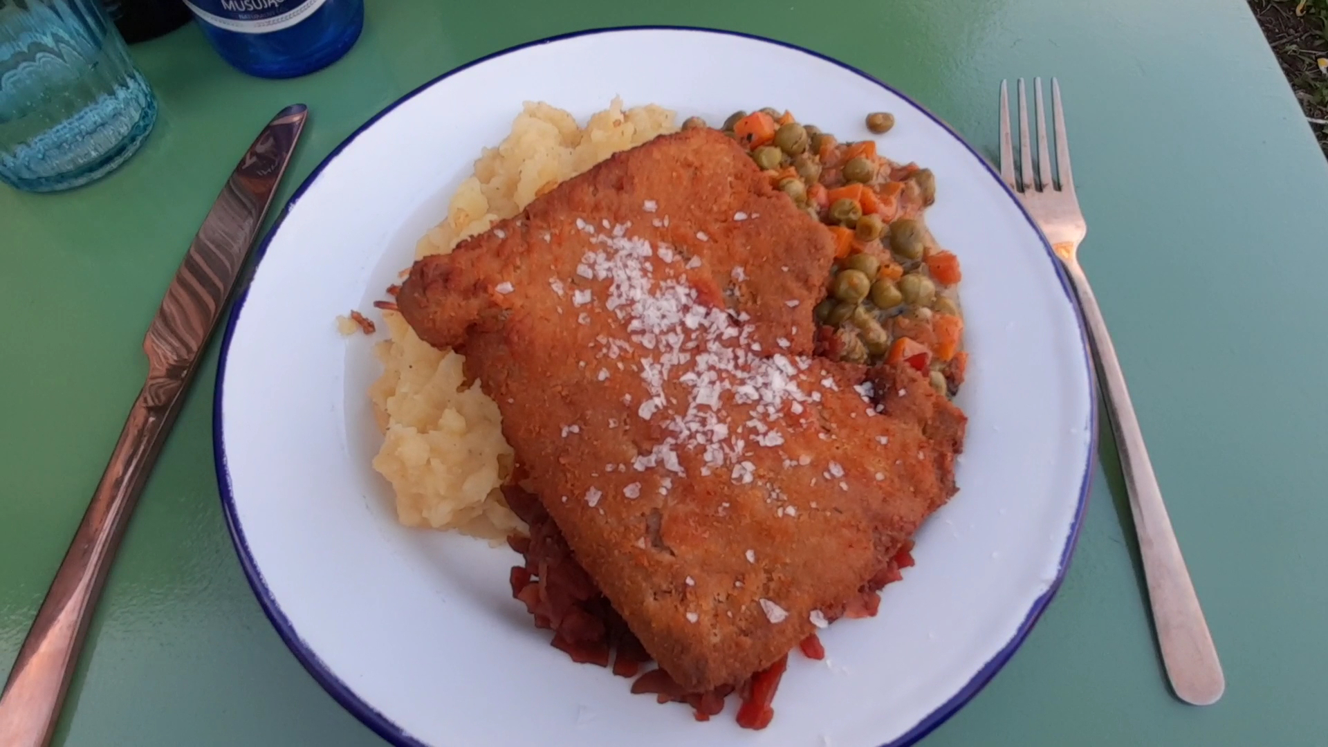 Roślinny kotlet z tatarem z buraka i puree